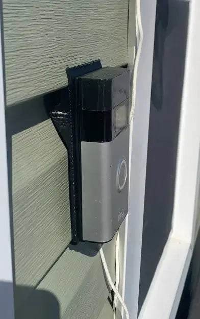 Video doorbell mounted on horizontal vinyl siding